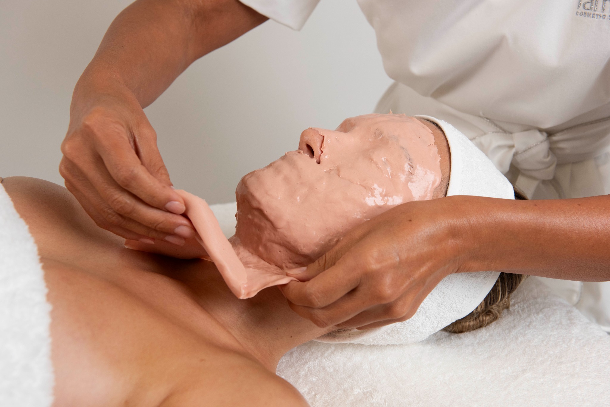Operatrice durante la rimozione delicata della maschera viso LENIVA in istituto