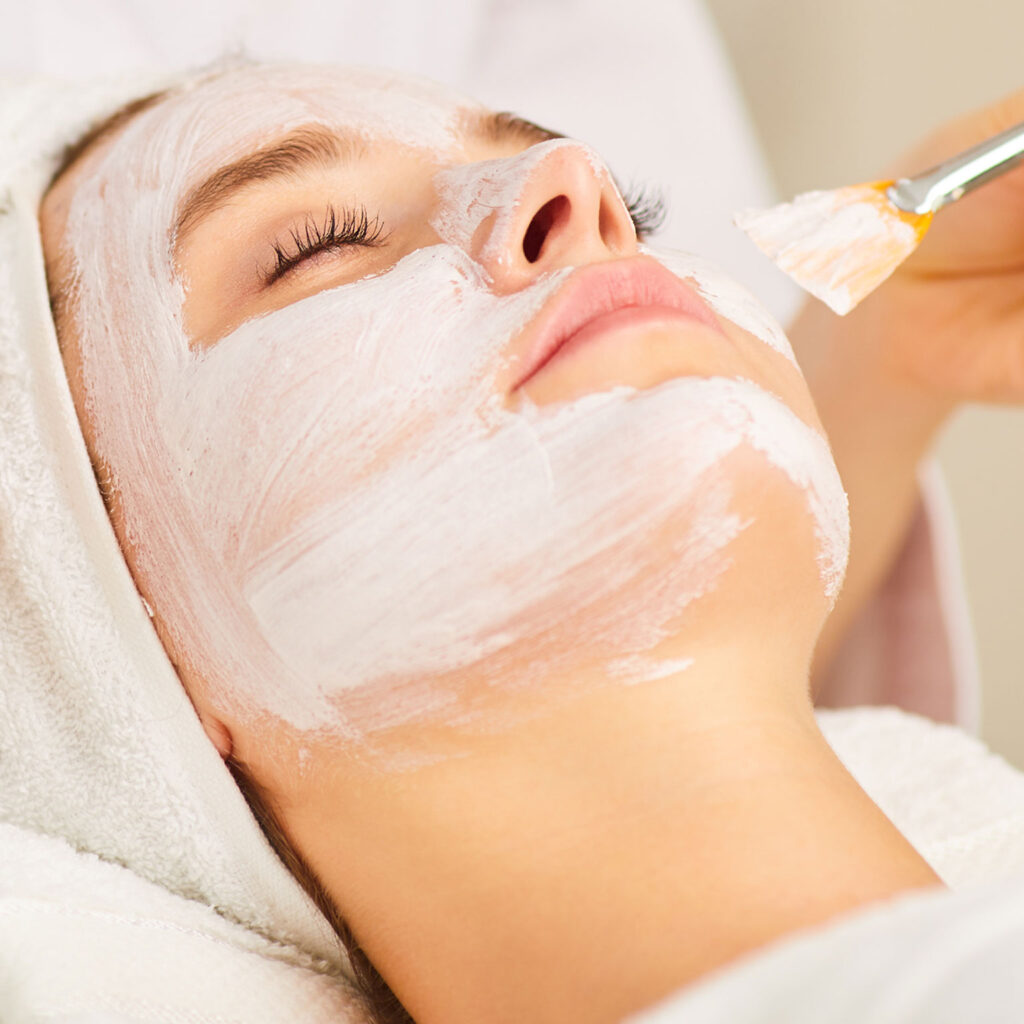 Trattamento viso con acido ialuronico per pelle secca dopo l'estate